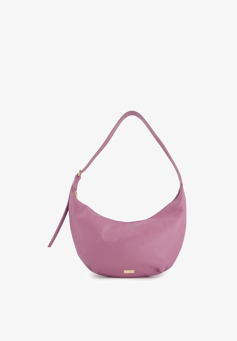 Sac hobo en cuir rose doux et texturé avec une seule sangle d'épaule et un subtil accent métallique à la base. Forme lisse et arrondie.