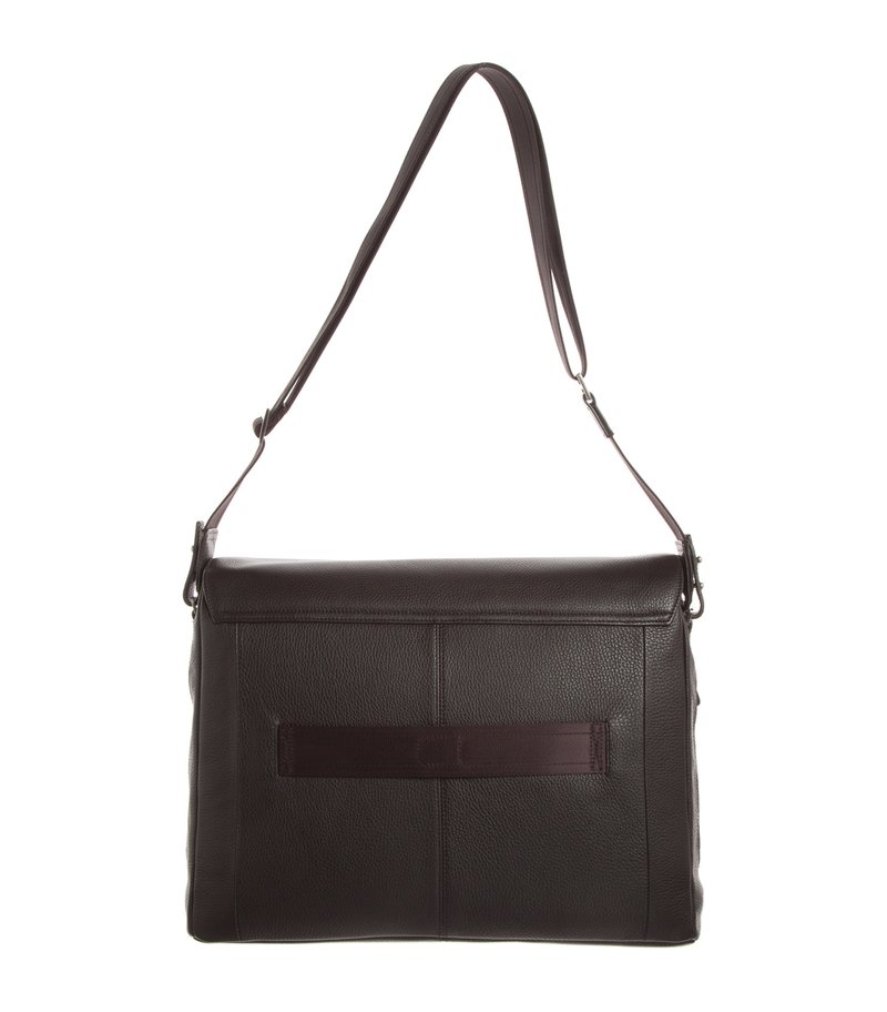 Borsa a tracolla in pelle marrone con superficie testurizzata, tracolla regolabile, chiusura a patta e una fascia orizzontale centrale.