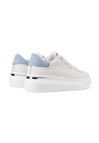 Sneakers bianchi in pelle con un accento in denim blu chiaro sul tacco, dettagli in metallo argentato e suola spessa bianca. Presentano una forma arrotondata e un design con lacci.