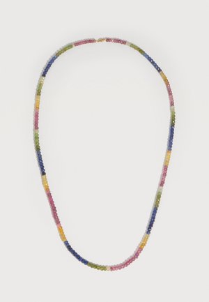 Collar de cuentas de piedra preciosa facetadas multicolor con cierre dorado, dispuesto en una hebra continua sobre un fondo blanco liso.