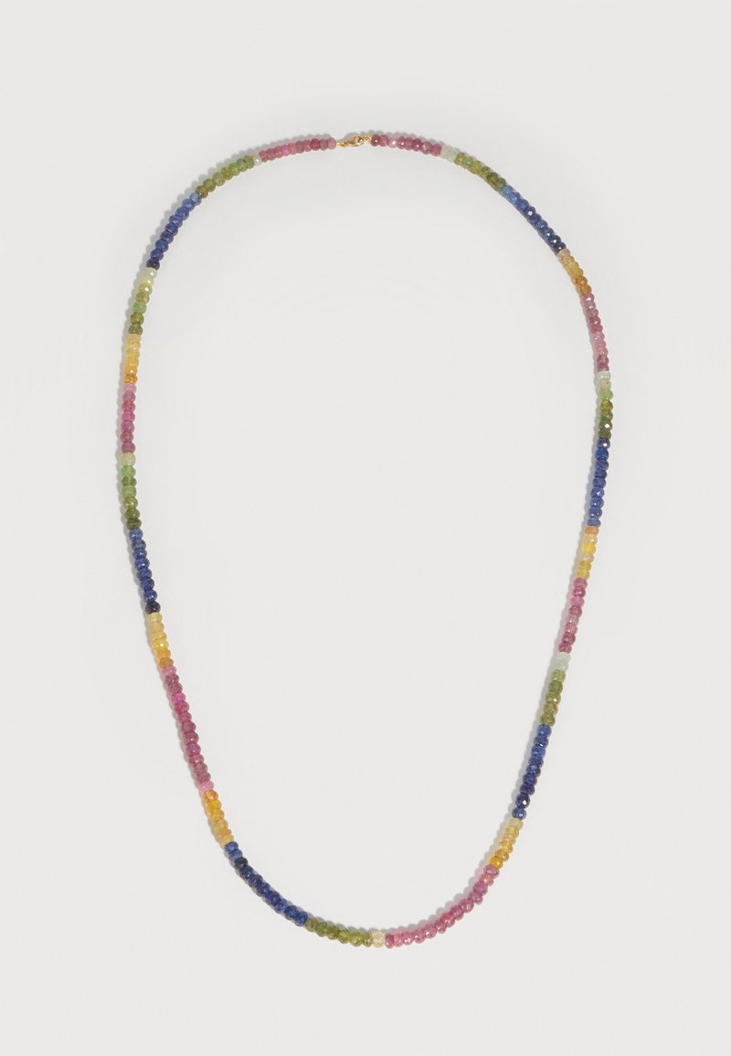 Πολύχρωμο κολιέ από σμαραγδόπετρα με χρυσό κλείσιμο, τοποθετημένο σε συνεχή σειρά σε απλό λευκό φόντο.