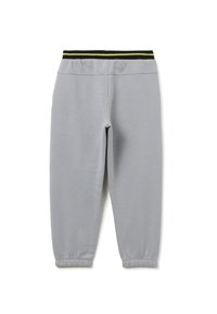 Pantalones de chándal grises con una cinturilla elástica a rayas negras y verdes, con tobillos ajustados y una textura de algodón suave.