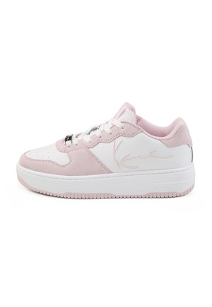 Lav-høy sneaker i hvit og lys rosa semsket skinn og lær, med hvite lisser og en signaturlogo på siden.