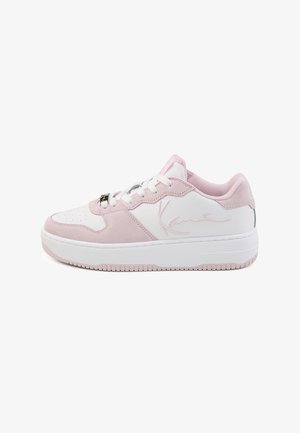 Lav-høy sneaker i hvit og lys rosa semsket skinn og lær, med hvite lisser og en signaturlogo på siden.