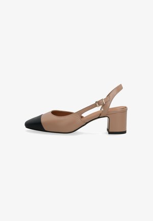 Beżowy skórzany but typu slingback z czubkiem w kształcie grotu, blokowym obcasem i małą klamrą z boku.