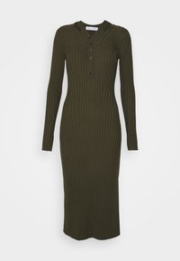 Lång, olivgrön ribbad klänning med henley-krage, fyra knappar, långa ärmar och en vågig nederkant.