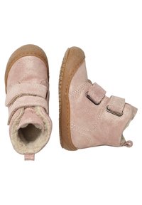 Stivaletti in suede rosa per bambini con doppie chiusure in Velcro, foderati in morbido materiale, e suola in gomma. Punta rotonda e dettagli cuciti sui lati.