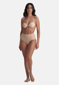 Top bikini senza spalline beige con coppe morbide e un gancio centrale, abbinato a slip a vita alta dello stesso colore e dalla texture liscia.