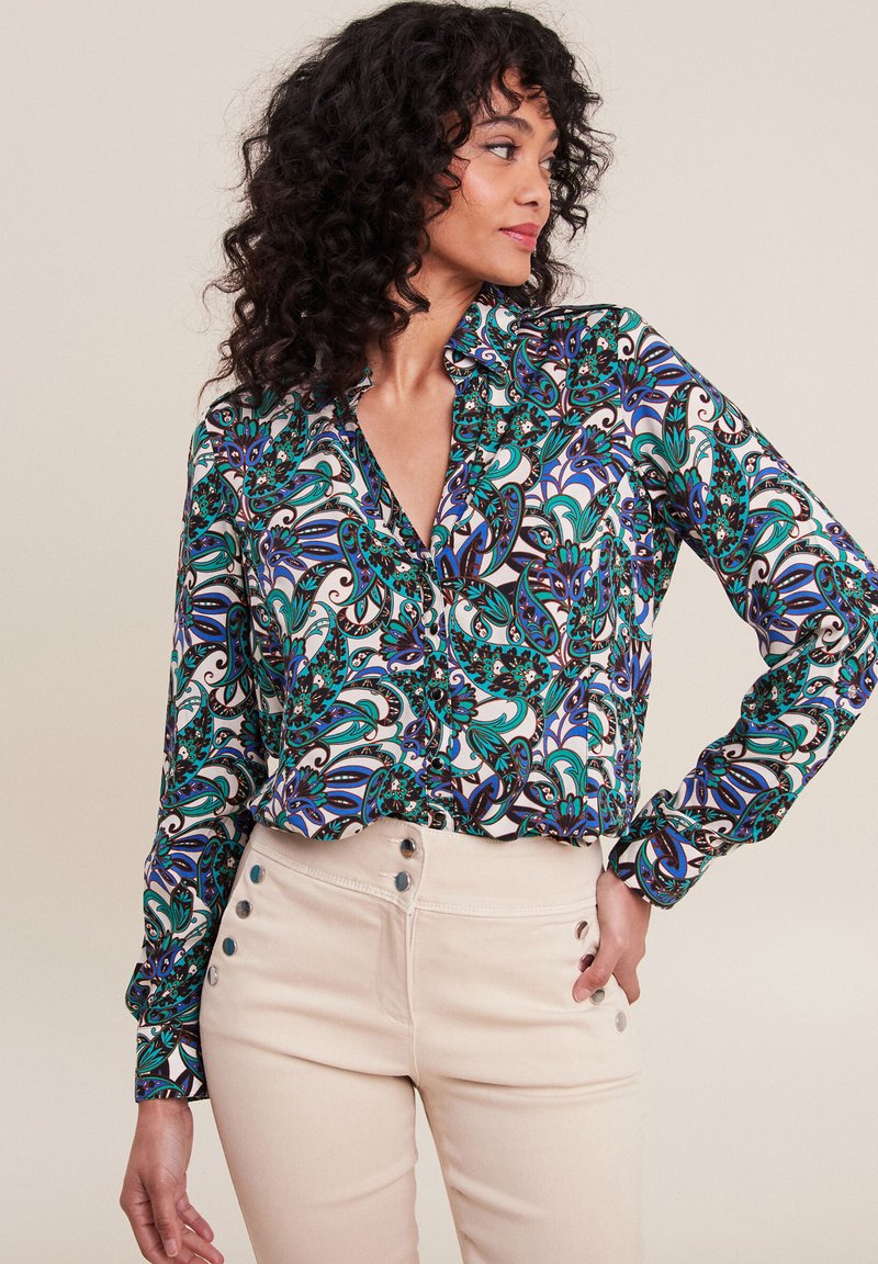 Langärmlige Bluse mit einem mehrfarbigen Paisleymuster in Türkis, Blau und Schwarz, mit einem Kragen und einer durchgehenden Knopfleiste.