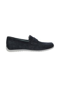Mocassino da uomo in pelle scamosciata blu scuro con suola in gomma bianca e dettaglio di cuciture lungo la punta, visto di lato.