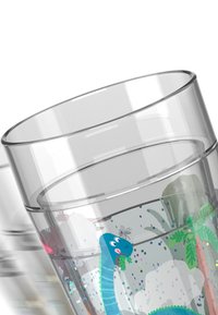 Transparenter Glastumbler mit bunten Dinosaurier-Illustrationen und Palmen, umgeben von mehrfarbigen Punkten, glatte Textur.