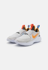 Nike Performance FLEX RUNNER 3 - Chaussures de running sur route - vast grey/orangepeel/university blue/anthracite