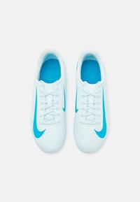 Svijetloplave atletske tenisice s teksturiranim uzorkom, bijelim vezicama i svijetloplavim Nike swoosh logom na strani.