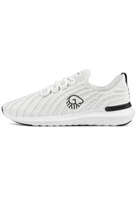 Weiße Strick-Sneaker mit strukturierten Streifen, schwarzen Akzenten und einem Logo an der Seite. Sie verfügen über eine gepolsterte Sohle und ein Schnürdesign.