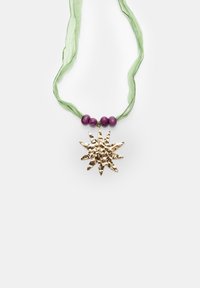 Collana con un nastro trasparente verde, tre perline viola e un pendente a stella dorata con superficie texture.