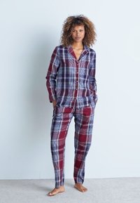 Triumph BOYFRIEND CHECKS - Pyžamová sada - red dark combination