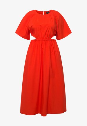 Abito rosso di cotone con maniche corte e larghe, vita arricciata e gonna fluente di lunghezza media, dotato di una chiusura a chiave sul retro.