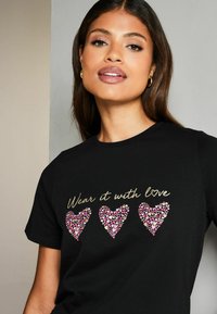 Lipsy REGULAR FIT ROUND NECK WEAR IT WITH LOVE  - Apdrukāts T-krekls - black