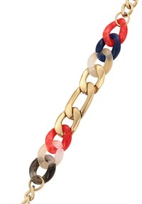 Kettingarmband met in elkaar grijpende grote schakels in goud, rood, marineblauw, beige en schildpadkleuren op een witte achtergrond.