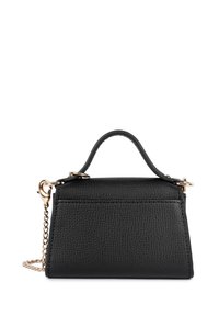 Borsa a mano nera in pelle con superficie texturizzata, dettagli in hardware dorato, design strutturato, manico superiore e tracolla rimovibile in catena.