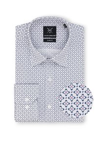 Biała slim-fit koszula z geometrycznym wzorem w kolorze granatowym i czerwonym, z kołnierzykiem zapinanym na guziki oraz zaokrąglonymi mankietami. Zbliżenie ukazuje szczegółowe detale wzoru.