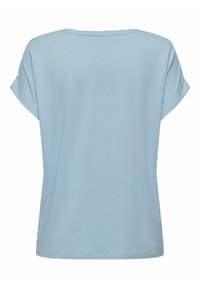 Lyseblå t-skjorte med korte ermer og rund hals, laget av myk stoff, med rullede ermer, som har en glatt tekstur og et enkelt design.