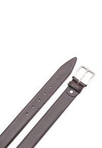 Brązowy skórzany pasek z metalową klamrą w srebrnym odcieniu, z pięcioma otworami do regulacji i utkanym wykończeniem wzdłuż krawędzi.