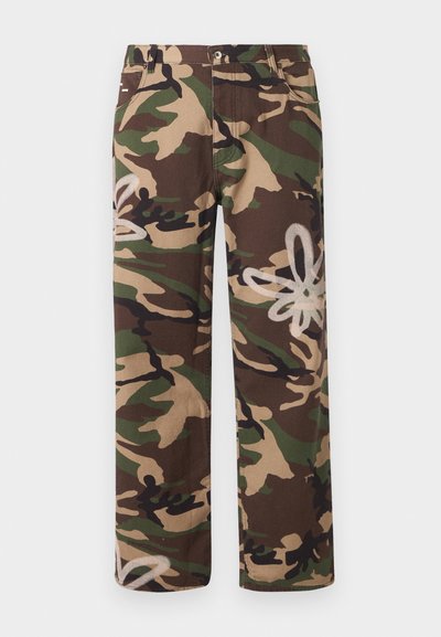 Kamikaze hlače v odtenkih zelene, rjave in bež, z velikim belim cvetličnim vzorcem na strani. Narejene iz trpežnega blaga s pravim krojem.