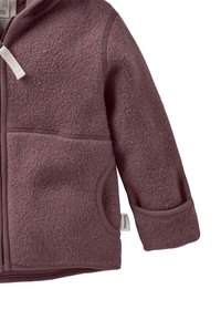 Bordeaux-farbene Fleecejacke mit Kapuze, einem vorderen Reißverschluss und zwei Seitentaschen. Verfügt über gerippte Bündchen und Saum sowie eine strukturierte Stoffoberfläche.