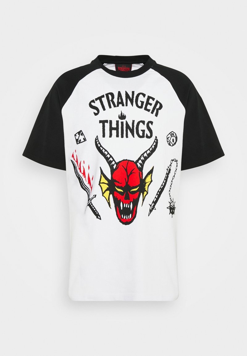 Camiseta de manga corta con cuerpo blanco y mangas raglán negras que presenta un gráfico de calavera roja con cuernos amarillos y varios íconos de armas.