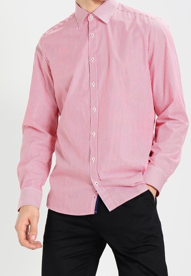 Camicia a maniche lunghe a righe rosse e bianche, con colletto, patta frontale e polsini con chiusura a bottone. Design a vestibilità casual.