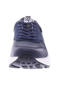 Marineblauwe sportschoenen van gaas en synthetisch materiaal, met een witte rubberen zool, zes veterogen en een zijritsdetail.