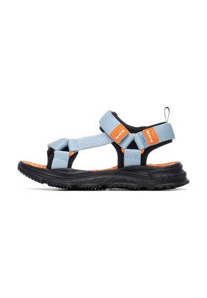Sandali in tessuto azzurro chiaro con accenti neri, cinturini regolabili, dettagli arancioni e suole testurizzate progettate per comfort e aderenza.
