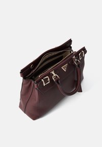 Guess ALI LUXURY SATCHEL - Rankinė - burgundy