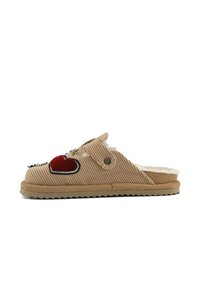 Pantofole in corduroy beige con una fodera morbida, caratterizzate da un design a cuore rosso, cuciture decorative e una suola in gomma con un motivo a zigzag.