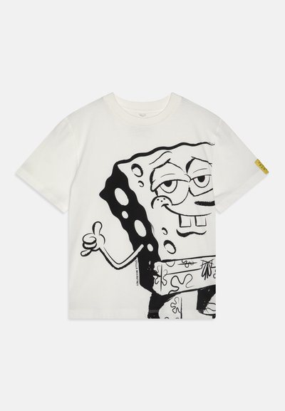 T-shirt de algodão branca com uma grande ilustração preta de um personagem de cartoon com forma retangular e mangas curtas.