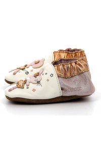 Δερμάτινα παπούτσια για παιδιά σε λευκό χρώμα με μεταλλικές χρυσές λεπτομέρειες. Διαθέτουν σχέδιο ποντικιού και ελαστική πλάτη για εύκολη εφαρμογή. Μαλακή σόλα.