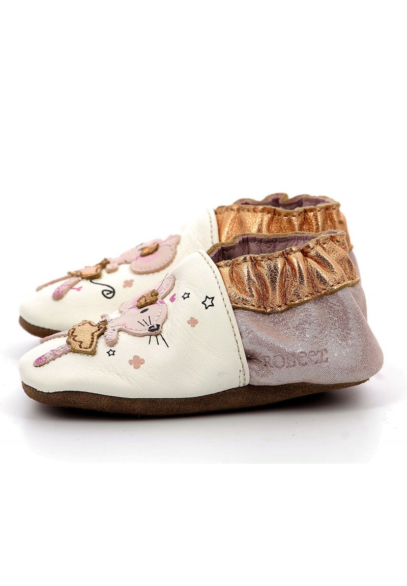 Δερμάτινα παπούτσια για παιδιά σε λευκό χρώμα με μ εταλλικές χρυσές λεπτομέρειες. Διαθέτουν σχέδιο ποντικιού και ελαστική πλάτη για εύκολη εφαρμογή. Μαλακή σόλα.