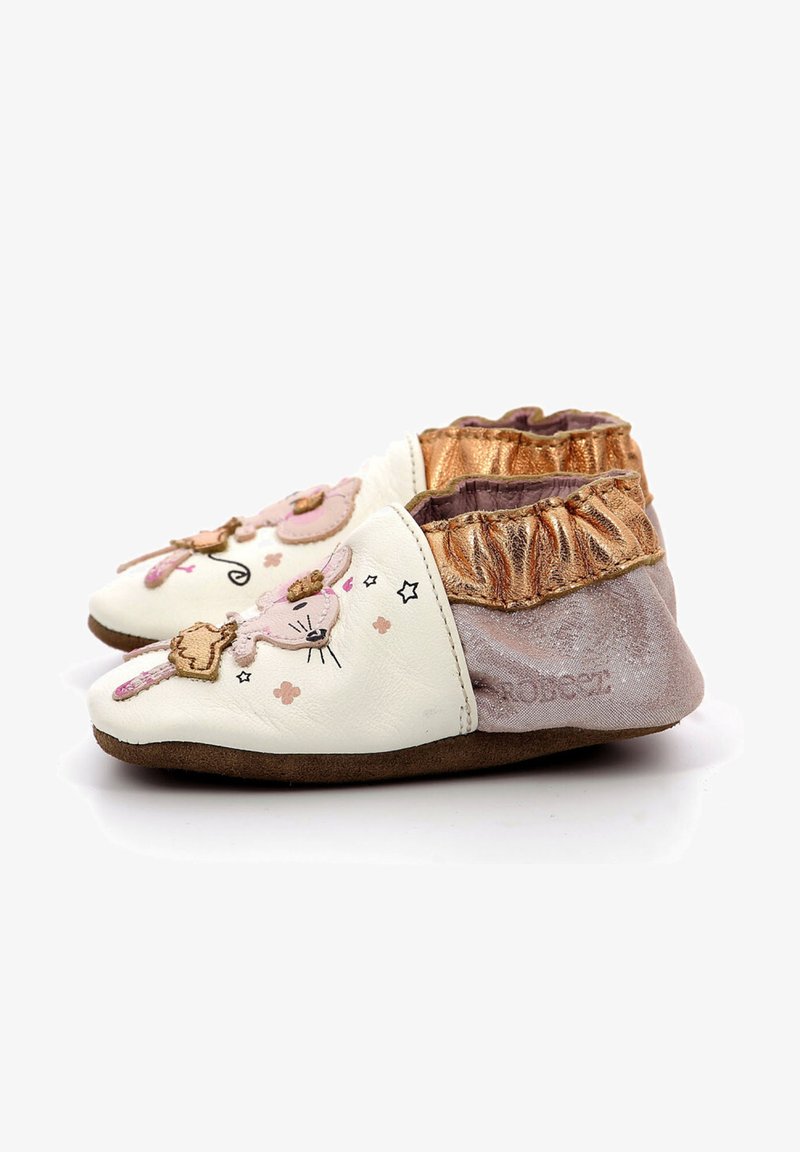 Chaussures en cuir pour enfants blanches avec des accents dorés métalliques. Présente un design de souris et un dos élastiqué pour un enfilage facile. Semelle souple.
