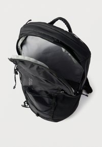 Μαύρο σακίδιο Salomon με ανοιχτές επάνω και μπροστινές θήκες με φερμουάρ, που αποκαλύπτει άδειο γκρι εσωτερικό και ρυθμιζόμενα μπροστινά κορδόνια.