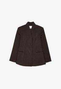 Blazer marrón ajustado con un cuello alto, mangas largas y dos bolsillos frontales. Presenta costuras curves para un diseño entallado. Textura suave.