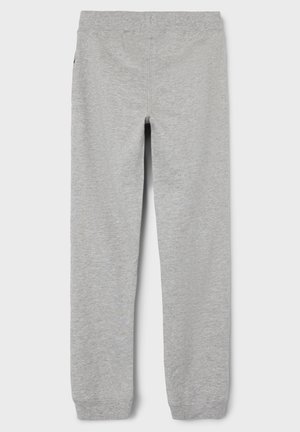 Pantaloni della tuta grigio chiaro con vita elasticizzata e polsini alle caviglie, realizzati in tessuto morbido, mostrati distesi su uno sfondo neutro.