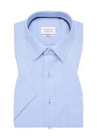 Lichtblauwe dressshirt van gestructureerde stof, met een klassieke kraag, lange mouwen en een enkele borstzak. De knopen zijn wit.