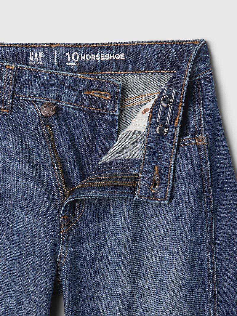 Jeans aus Denim mit einem hellen bis mittleren Blauton, versehen mit Stickdetails, einem Reißverschluss und dem Markenlabel "GAP KIDS" am Bund.