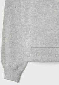 Grijze sweatshirt gemaakt van zachte, gestructureerde stof. Heeft geribbelde manchetten en een onderzoom, met een licht geborsteld oppervlak. Geen zichtbare patronen.