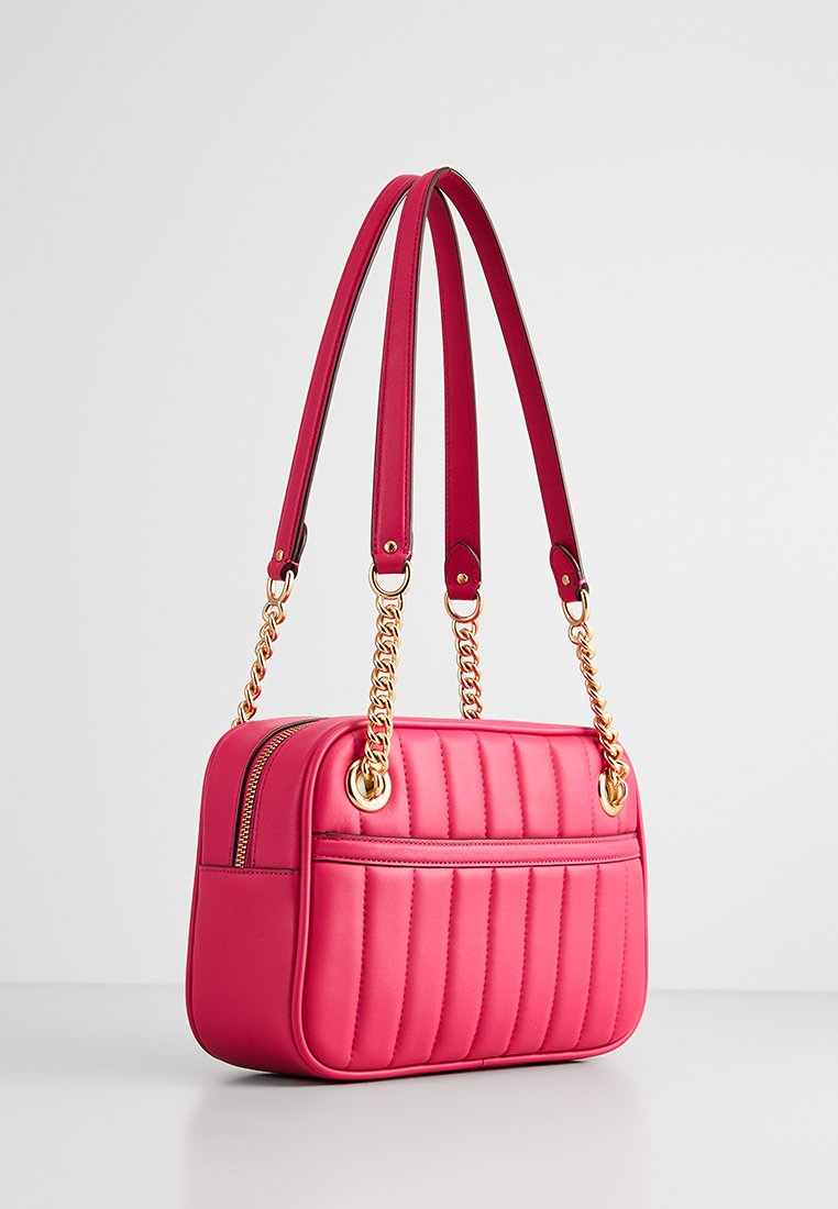 Rosa vadderad handväska med guldkedja och dubbla axelremmar i läder, rektangulär form och framficka med dragkedja.