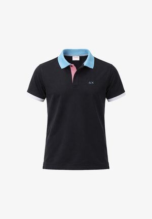 Polo nera a maniche corte con colletto azzurro chiaro, pattina interna rosa, bordi delle maniche bianchi e piccolo logo blu Delta e Chi sul petto.