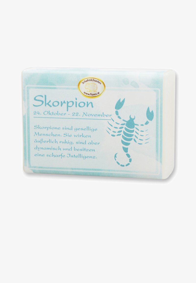 Seifenstück mit einer hellblauen Verpackung, die eine Skorpion-Illustration und Text auf Deutsch enthält, der die Tierkreiszeichen-Daten und -Merkmale beschreibt.