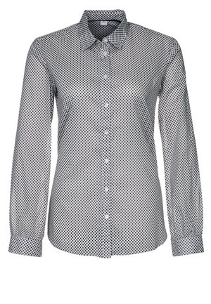 Camicia button-down a scacchi in bianco e nero, con maniche lunghe, colletto standard e una texture del tessuto liscia. Caratterizzata da una fila di bottoni.