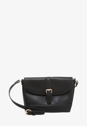 Sac à bandoulière en cuir noir avec fermeture à rabat, accent de boucle dorée, bandoulière ajustable et forme rectangulaire. Texture lisse.